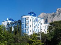 отель на фоне г.Ай Петри