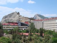 вид на ТОК Судак и Генуэзскую крепость