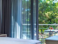 Люкс двухкомн с двуспальной кроватью и двумя односпальными кроватям...