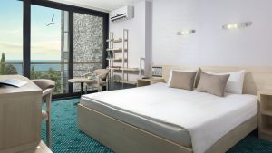 Люкс двухкомнатный с двусп кроватью и двумя односпальными кроватям...