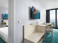 Люкс двухкомнатный с двуспальной кроватью и двумя односпальными кроватям...