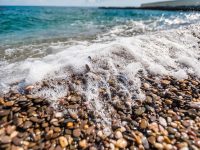 Галька на пляже.